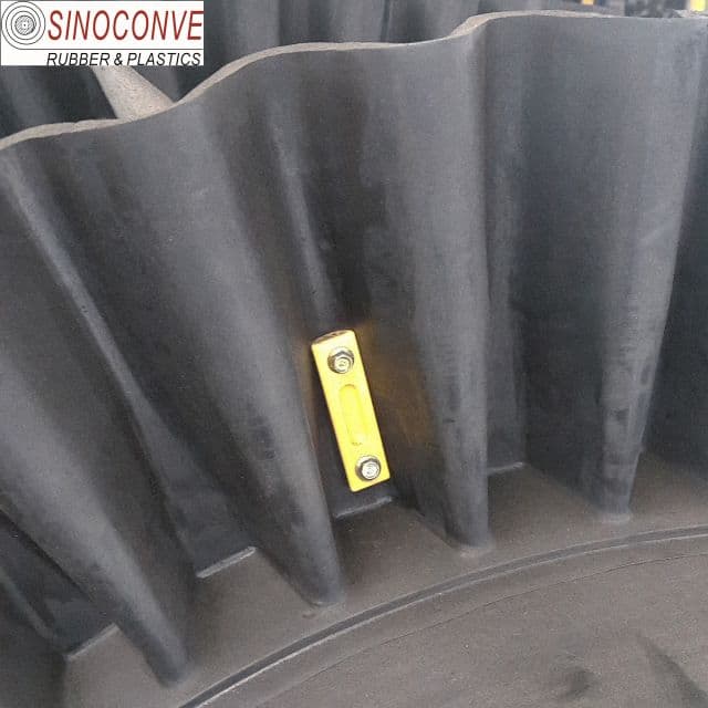 Steep angle cleat sidewall corrugated conveyor belt skirt cleated ribbed rubber conveyor belt